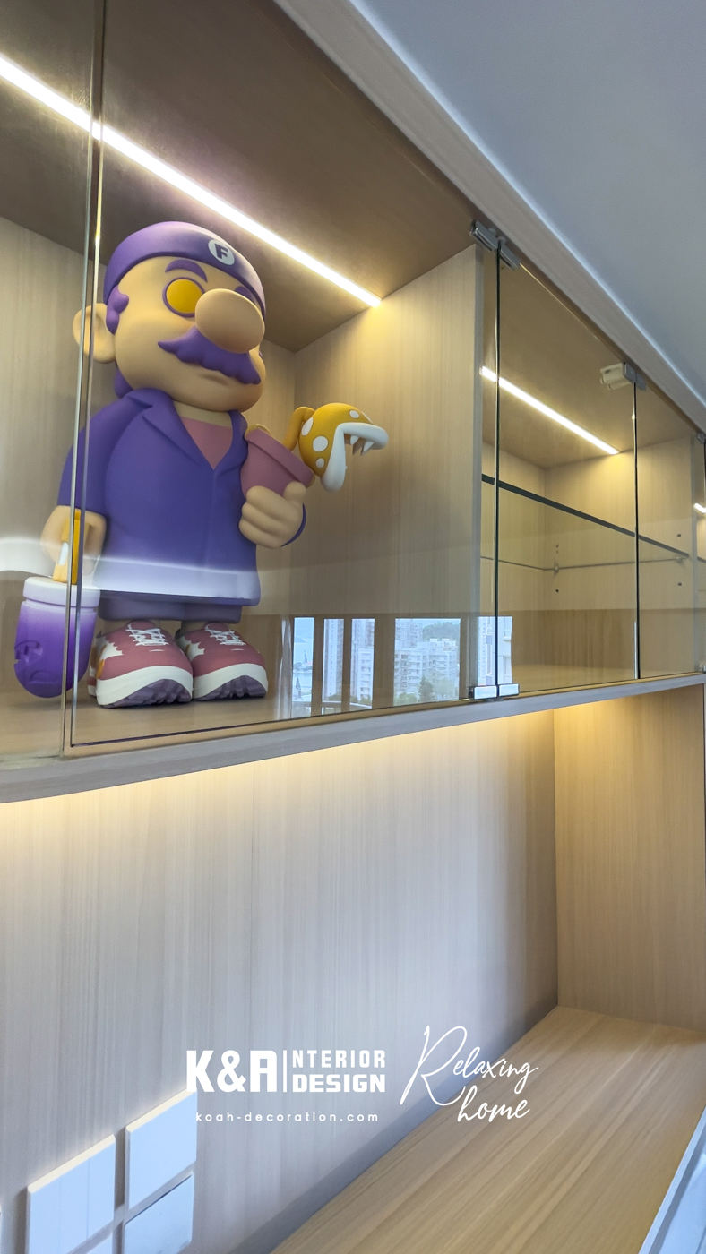 高雅設計團隊對戶主的追求及生活動線的深度了解，單位亮點包括【客廳飯】一體式訂造牆身櫃、展示櫃、集實用及美感於一身的【開放式廚房】、【客廁】及【主廁】黃金比例的收納空間及主臥一體式收納牆身櫃及訂造桌子等