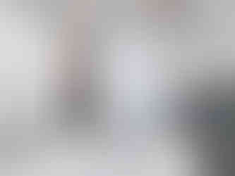 睡房藝術與溫柔並存:大面積淺灰調雲花主題牆帶來藝術氣息,訂造絨面床頭板散發高級觸感,胡桃木色輕觸LED燈帶柔和點綴,訂造大容量圓角牆身衣櫃讓動線一目了然,睡覺與更衣都極其舒適。