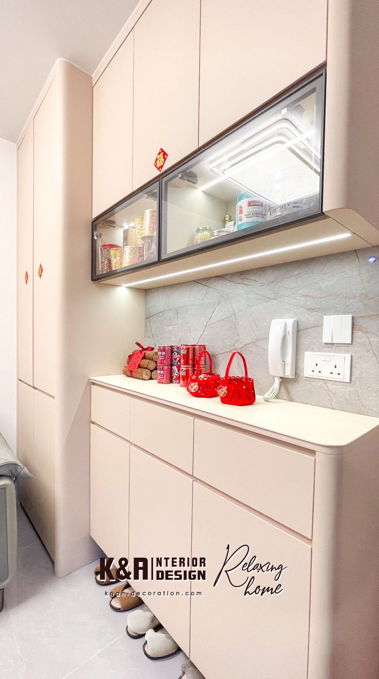 ①玄關一體式圓角米色收納牆身展示櫃： 玄關位置訂造一體式圓角展示櫃，以天然米色調為主體，融入淺灰岩石紋路邊飾，高級黑把手點綴；提供海量收納空間，將日常用品分門別類擺放，便利生活；附輕觸式按鈕開關內置L