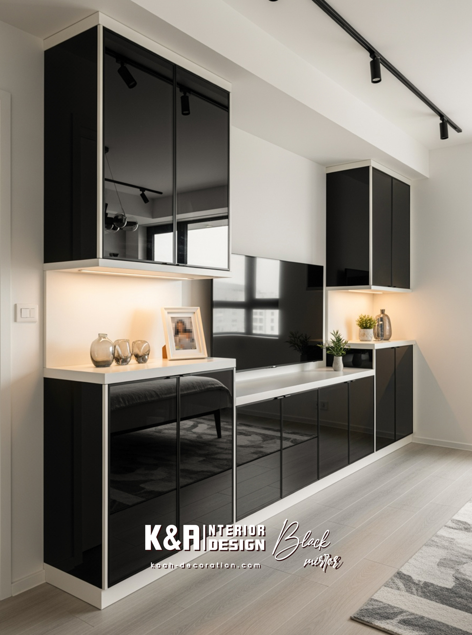 •  訂造懸浮式黑鏡電視櫃，結合暖白烤漆櫃體與隱藏式LED燈帶，視覺輕盈且極具現代感。 •  訂造L形暖白絨布沙發，搭配黑鏡面邊几與電視櫃，形成強烈對比卻和諧統一。 