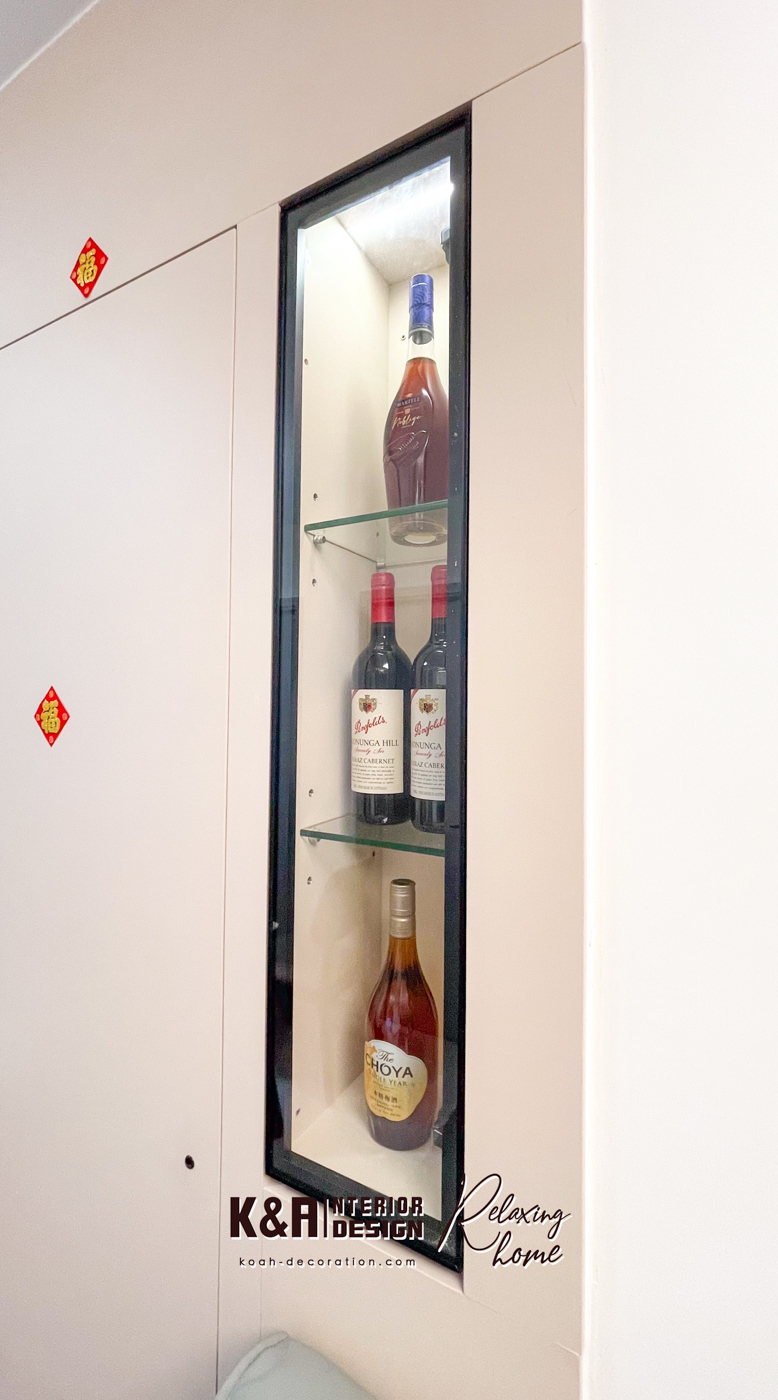 房門位置外牆訂造內嵌式強化玻璃小酒櫃，以米色調底板配高級黑邊框，充滿格調；附LED氣氛燈帶，柔光照亮收藏好酒，閒暇時坐在旁邊梳化小酌一杯，一樂也；這設計不僅節省空間，還增添現代時尚感，適合小戶型增添生