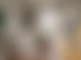 客廳米白沙發與電視櫃:訂造L形米白絨布沙發,簡潔線條配暖調原木邊几,內置隱藏儲物,優化生活動線;電視櫃用米白烤漆,融入LED柔光燈帶,放大視覺深度20%,營造寧靜休憩區。