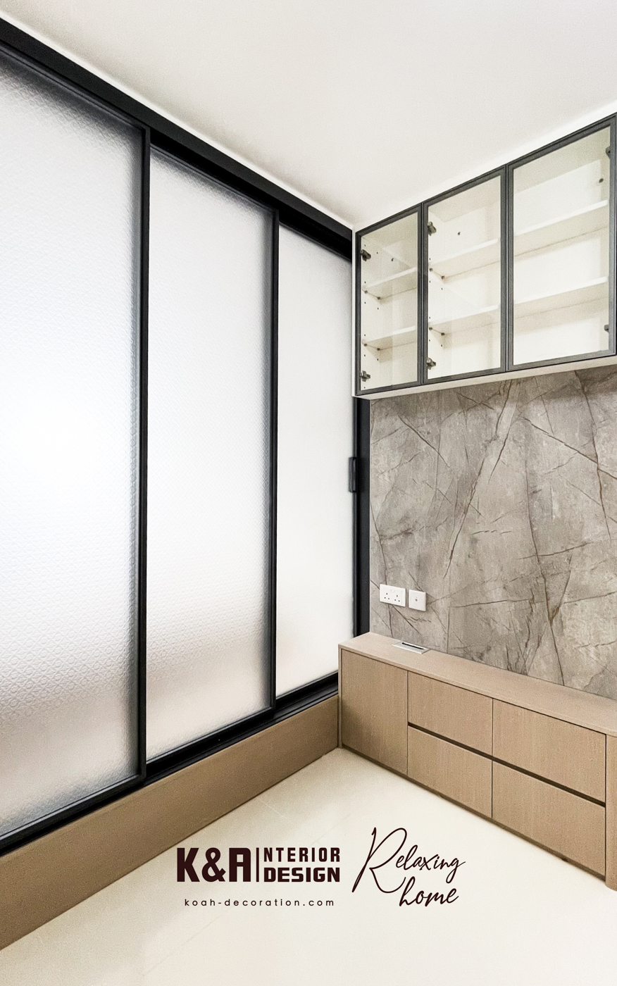 魔法採光神器:磨沙強化玻璃趟門 客廳同睡房中間只用一扇磨沙玻璃趟門,白天拉開,自然光滲進客飯廳,採光即刻提升兩倍;夜晚推埋,私隱滿分,更添朦朧美感。