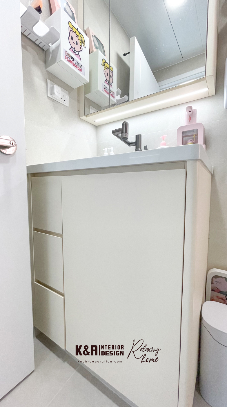 浴室採用淺卡其瓷磚＋弧形線條淋浴間屏風，精準規劃置物架與鏡櫃，提升動線便利，如酒店般舒適，易潔材質減少清掃負擔。