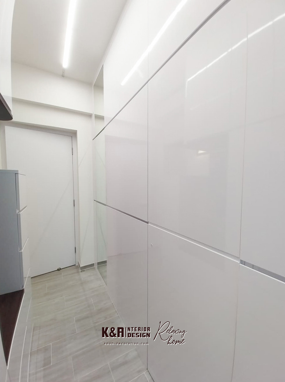 衣帽間/多功能房升級收納:圓角牆身櫃為主體,其中一幅大面積暖白烤漆置物櫃,直接提升60%收納量,讓每件衣物都有專屬位置。