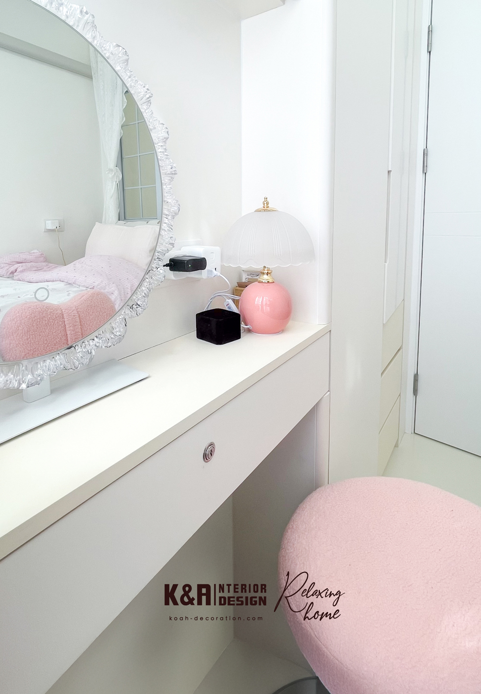 訂造一體櫃融合收納與書桌，淺米白表面＋廣闊抽屜，大量收納衣物外，桌面適合遙距工作、學習、化妝裝扮及展示飾品，最大化小睡房空間利用。