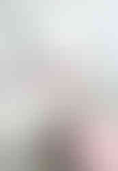 訂造一體櫃融合收納與書桌,淺米白表面+廣闊抽屜,大量收納衣物外,桌面適合遙距工作、學習、化妝裝扮及展示飾品,最大化小睡房空間利用。