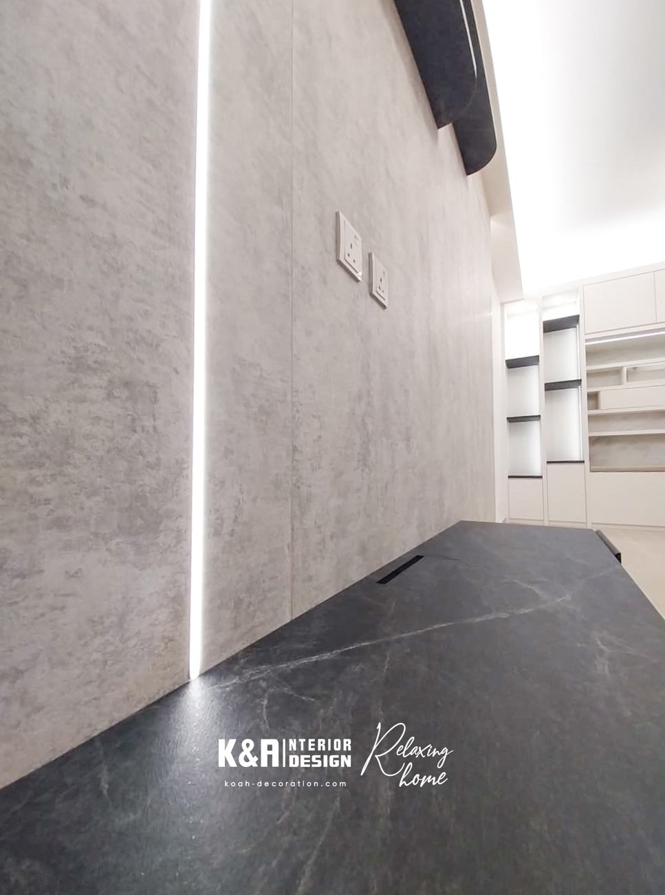 客廳藝術焦點電視櫃：以藝術感大理石紋電視櫃作焦點，其創意外形及設計令整體單位添上時尚品味，恰到好處的尺寸，巧妙營造大面積空間視感。高級灰調藝術紋理主題牆配縱向LED燈帶作點綴，再一次成功演繹功能與美感