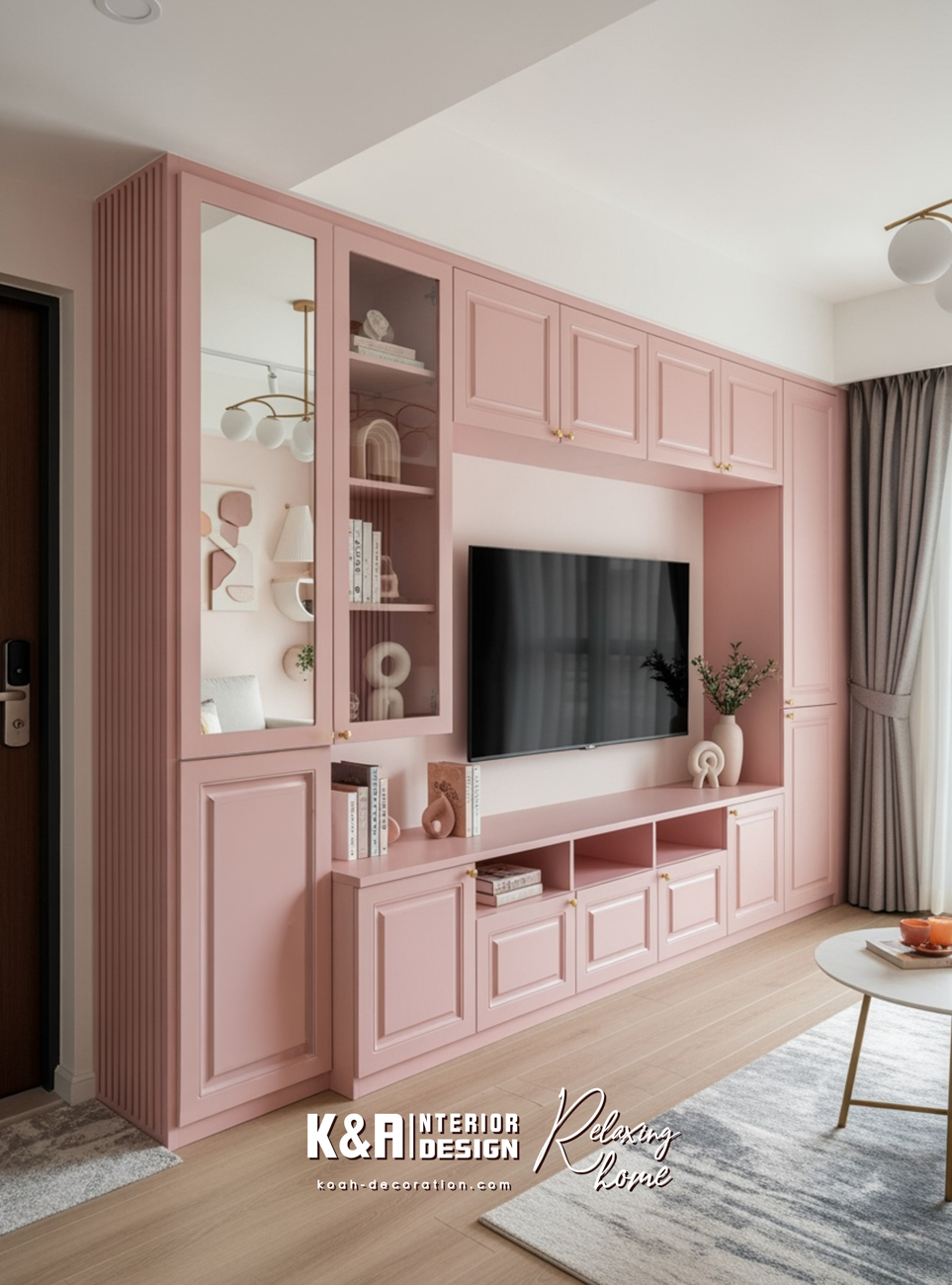 粉杏柔光少女風 以粉杏色搭配暖白為主調,訂造帶有歐式柔美線條的玄關櫃與電視櫃,輕柔溫潤,特別適合年輕小家庭,營造夢幻又不失實用的溫柔空間。