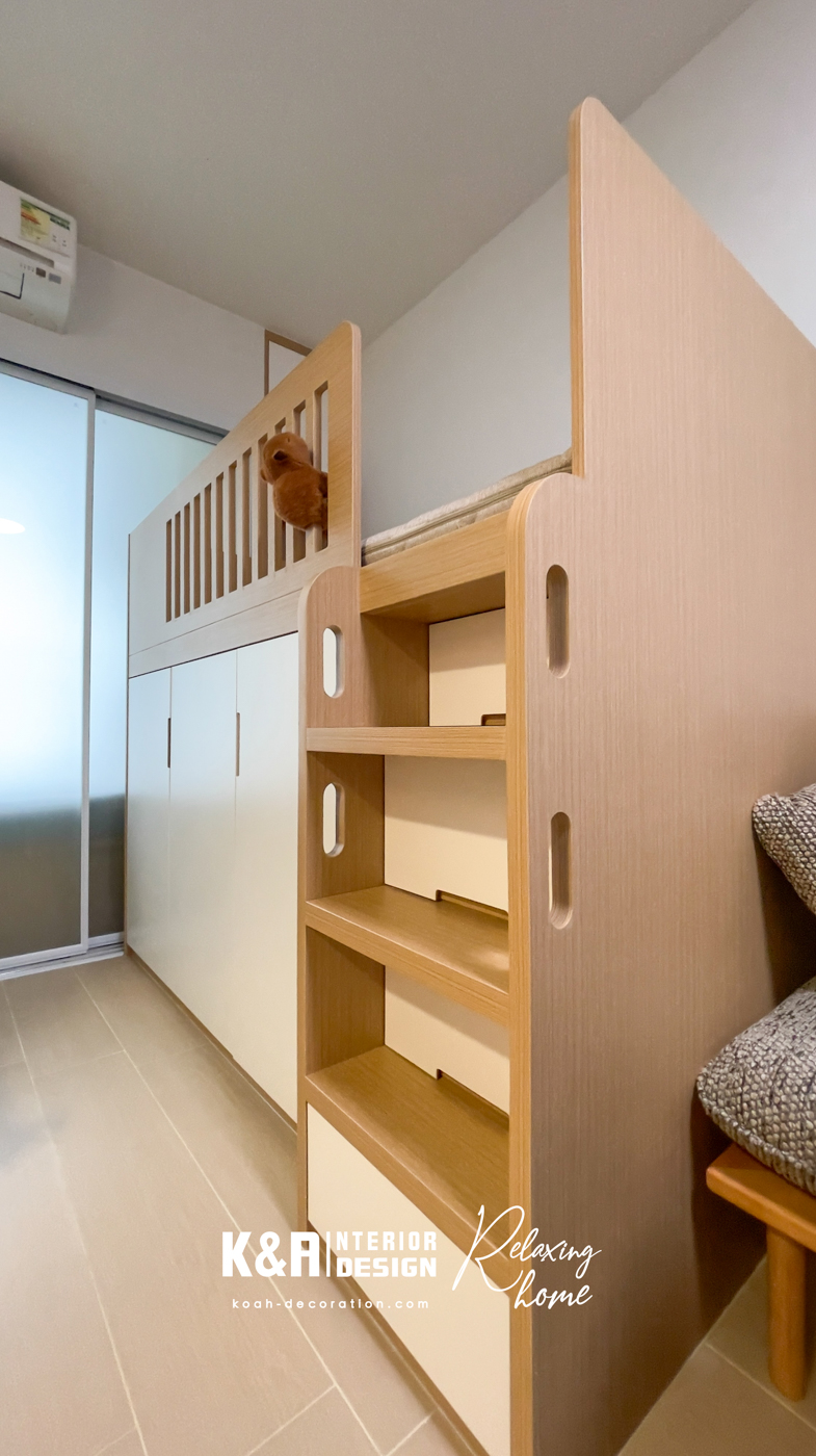 客廳中央的訂造床架更是神來之筆：上層是軟綿綿的睡眠城堡，下層是隱藏收納抽屜，旁邊擺一架原木鋼琴，像童話裡的音樂塔樓。強化磨沙玻璃趟門輕輕一推，客廳與睡房若隱若現，自然光隨意穿梭，瞬間提亮整個家。