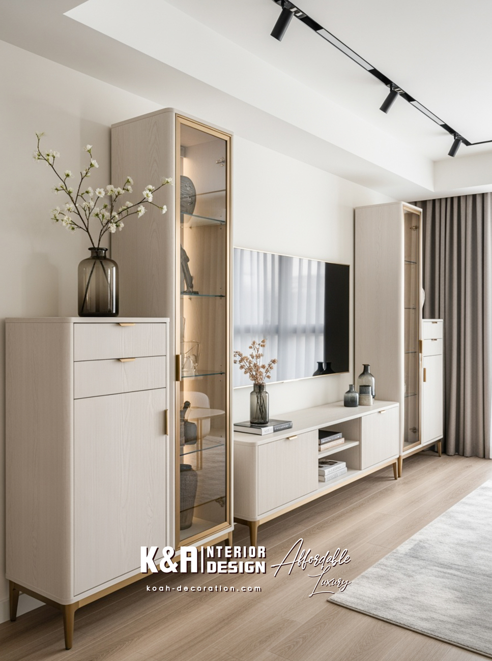 訂造金屬高腳托暖白電視櫃，邊框以香檳金金屬手柄作點綴式線條設計勾劃，收納層隱藏燈帶，視覺輕盈且極具現代感。