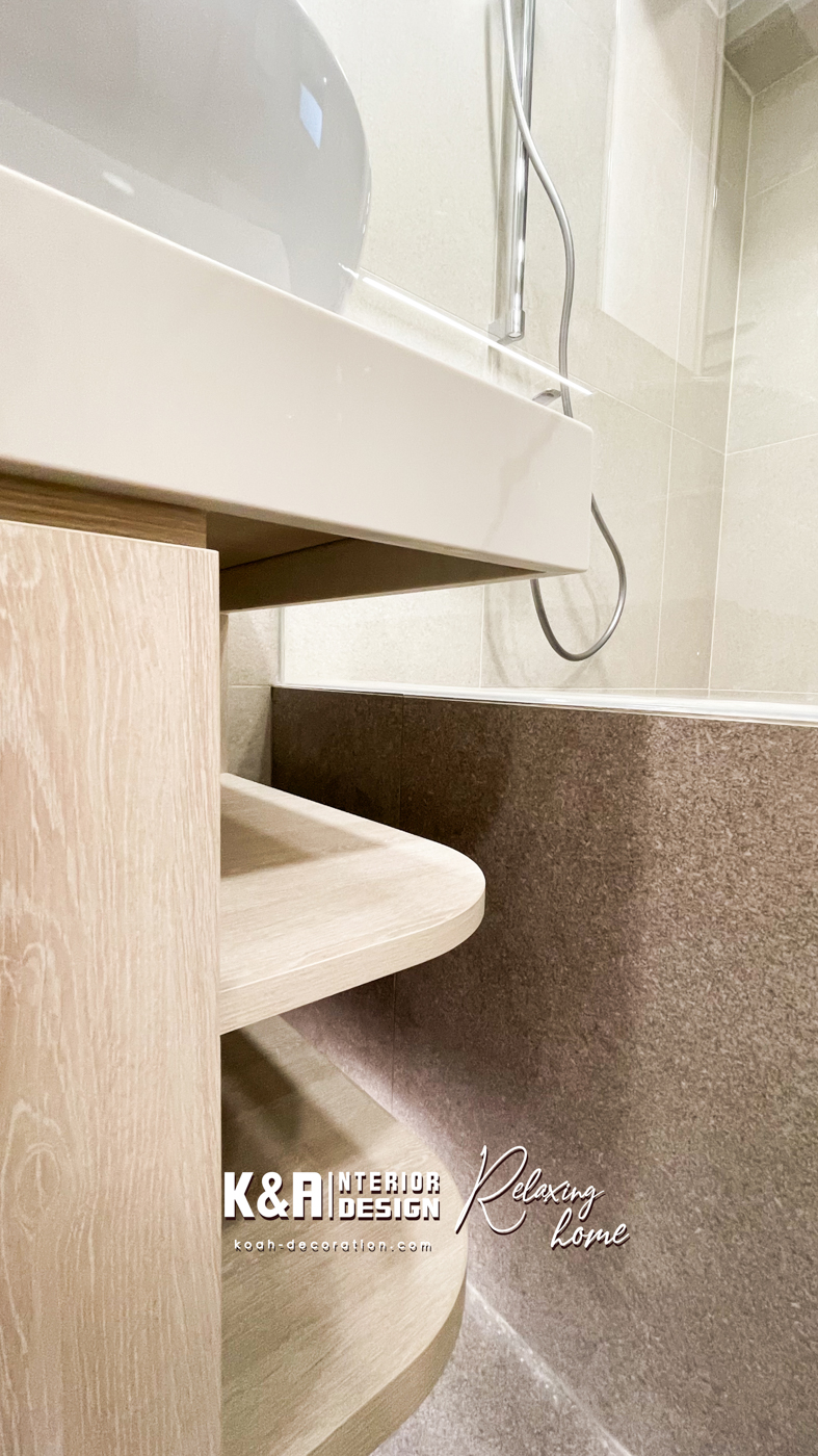 ②【主人房】以五星級酒店行政客房為基底建構，獨立衣帽間及飾品格子櫃、寬敞的訂造床架連圓角懸浮式床頭櫃、一體式圓角牆收納櫃連化妝桌、電視櫃等都一應俱全，其中化妝桌面向窗口位置，附有兩層活動式小屏風及鏡子