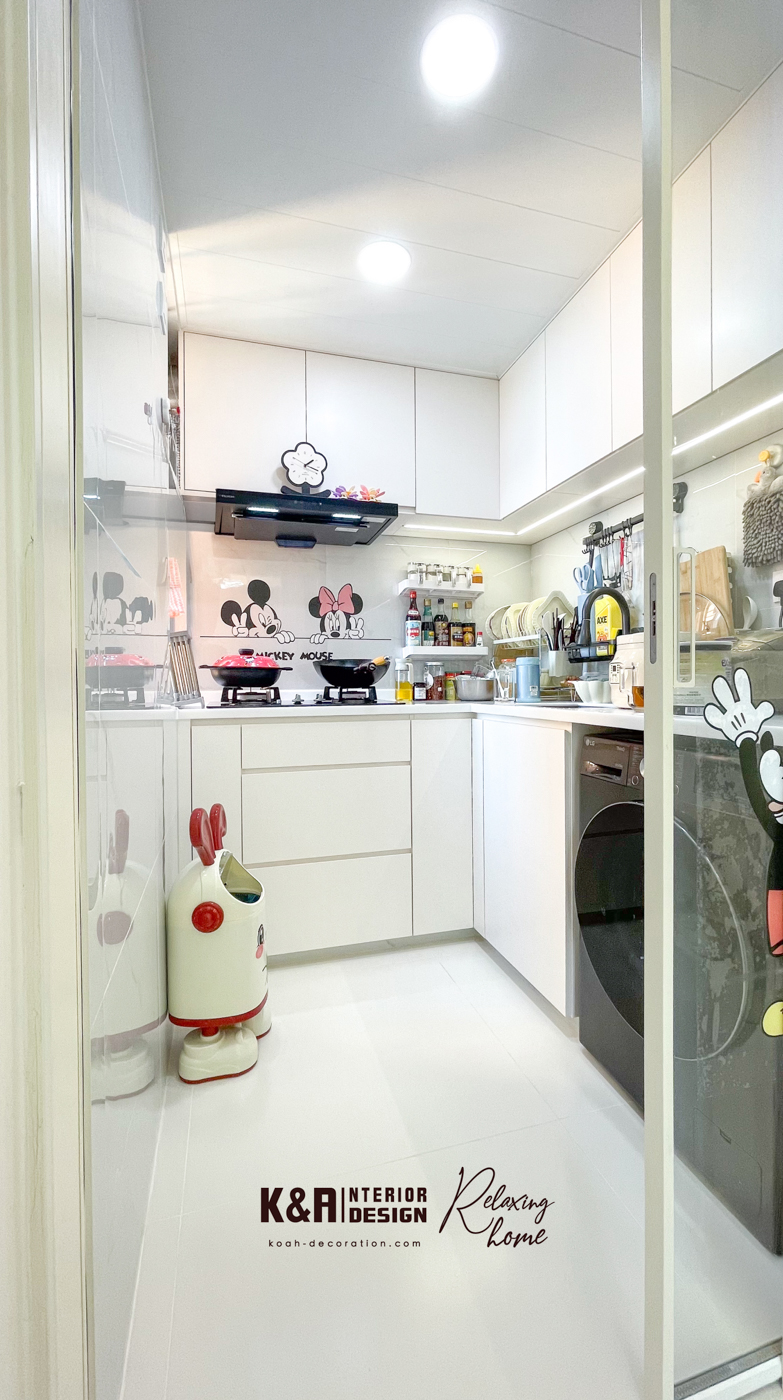 整幅強化玻璃趟門分隔廚房與客飯廳，米白邊框提升透明度，防油煙擴散，維持清新空氣，L形訂造廚櫃佈局，提升活動空間，倍大小戶型廚房。