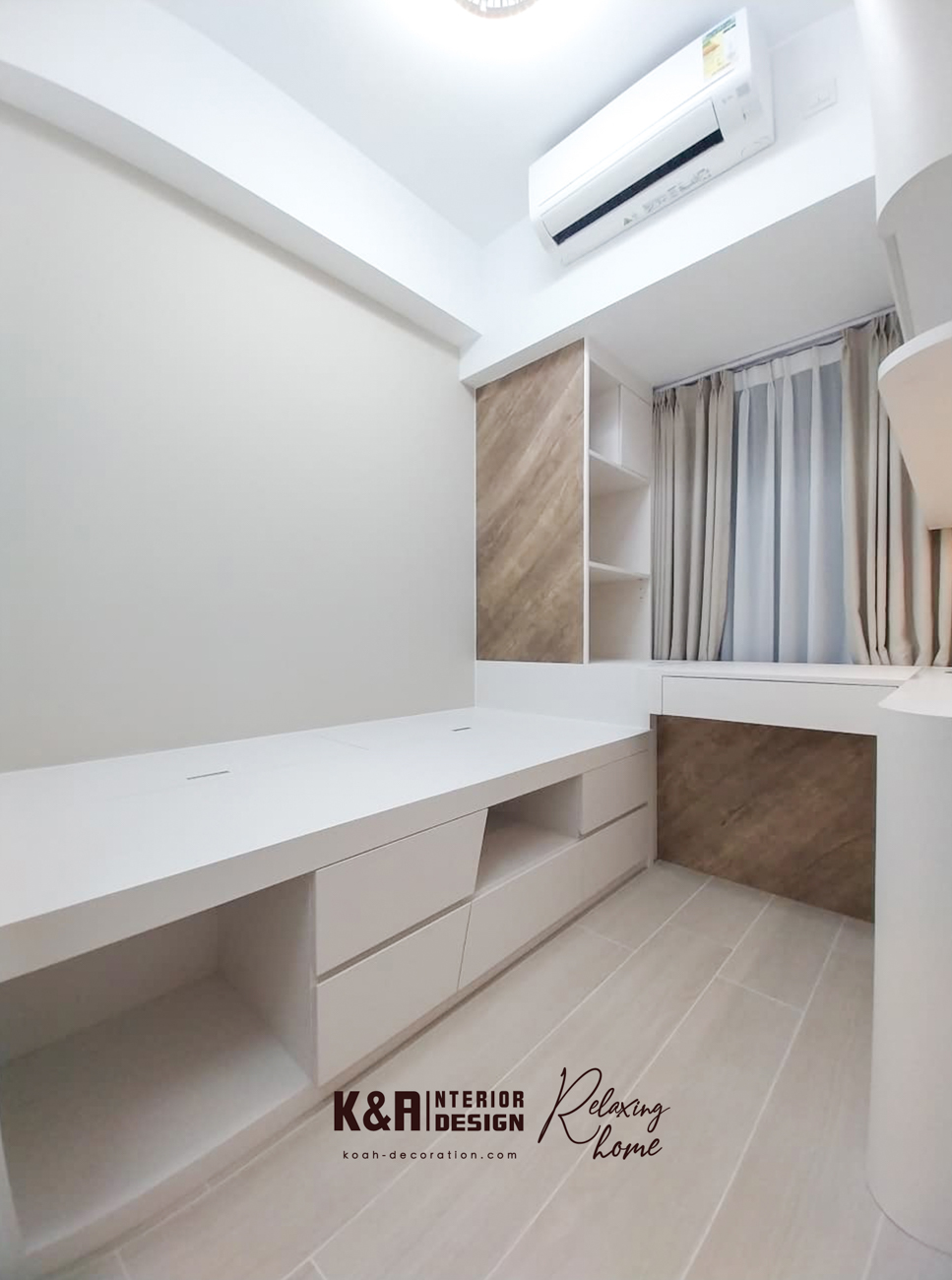 睡房1及2精緻佈局：睡房1的一體式訂造暖白收納櫃、書枱及床架尺寸精準，按戶主回饋實踐每個動線。睡房2（兒童房）著重活動空間，休息區置上層，下層大幅度收納，窗邊弧形大面積書枱及多層度身訂造曲線層架，10