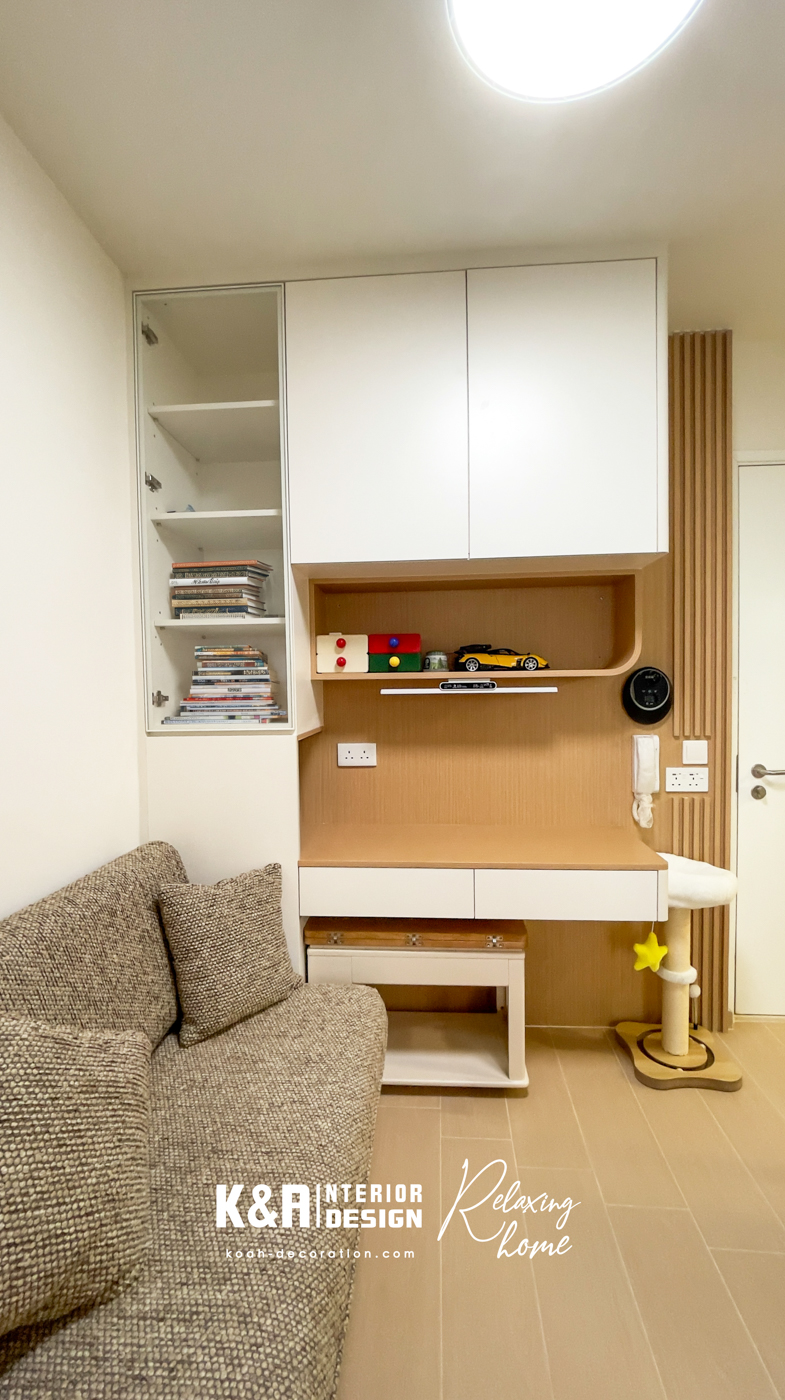 客廳中央的訂造床架更是神來之筆：上層是軟綿綿的睡眠城堡，下層是隱藏收納抽屜，旁邊擺一架原木鋼琴，像童話裡的音樂塔樓。強化磨沙玻璃趟門輕輕一推，客廳與睡房若隱若現，自然光隨意穿梭，瞬間提亮整個家。