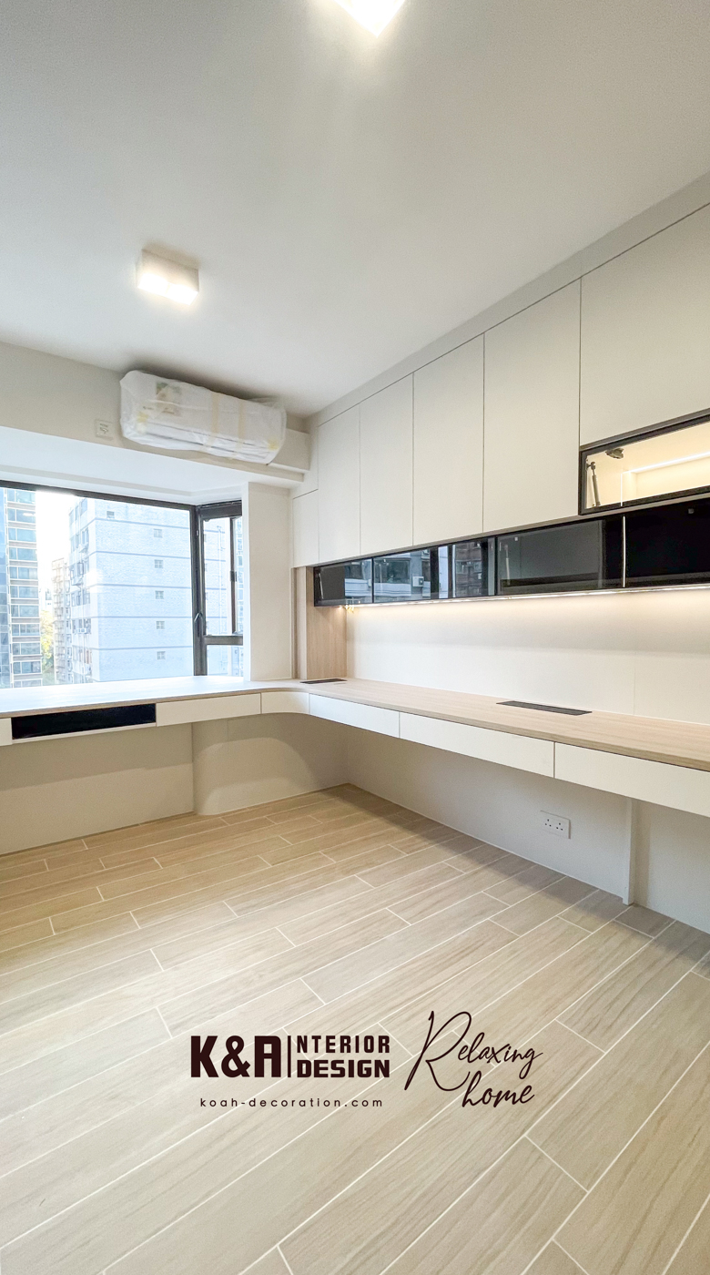 書房四面一體式訂造設計核心: 四面牆體以訂造收納牆身櫃、展示櫃牆身及工作枱面為核心,運用暖白基調與原木調層板,營造森系自然氛圍;提供極致活動空間,戶主可自由移動,避免壓迫感,適合長時間閱讀或工作。