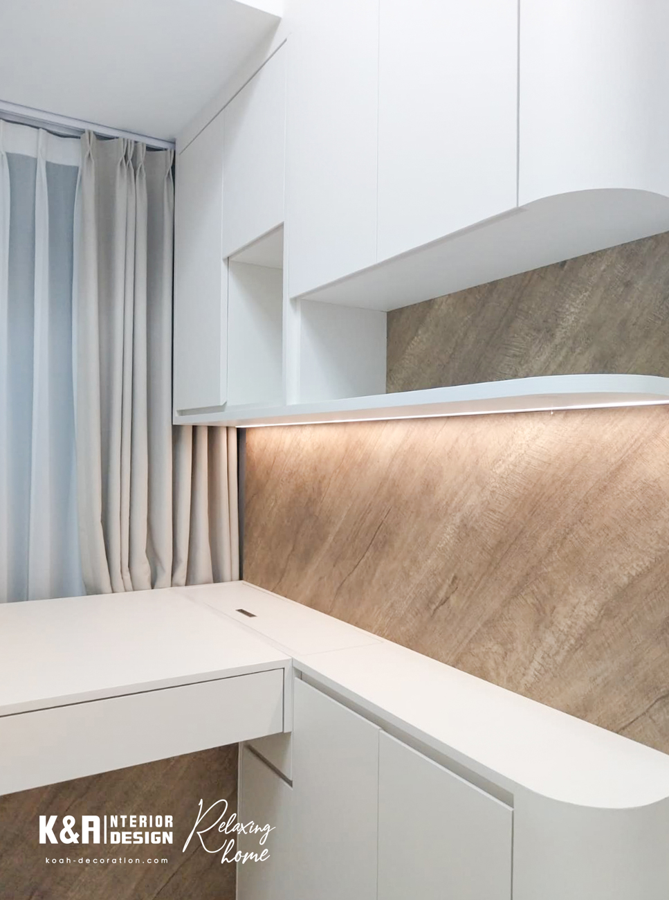 睡房1及2精緻佈局：睡房1的一體式訂造暖白收納櫃、書枱及床架尺寸精準，按戶主回饋實踐每個動線。睡房2（兒童房）著重活動空間，休息區置上層，下層大幅度收納，窗邊弧形大面積書枱及多層度身訂造曲線層架，10