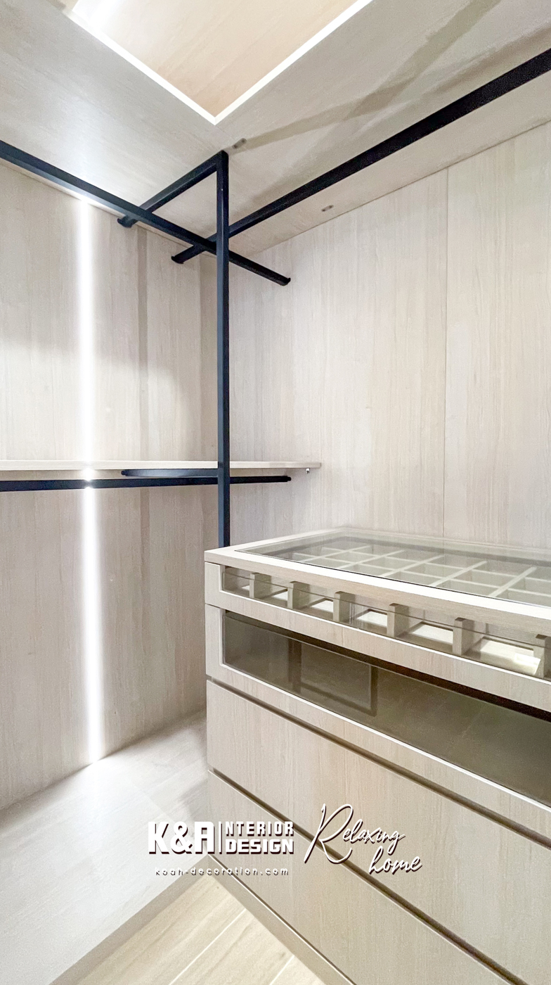 ②【主人房】以五星級酒店行政客房為基底建構，獨立衣帽間及飾品格子櫃、寬敞的訂造床架連圓角懸浮式床頭櫃、一體式圓角牆收納櫃連化妝桌、電視櫃等都一應俱全，其中化妝桌面向窗口位置，附有兩層活動式小屏風及鏡子