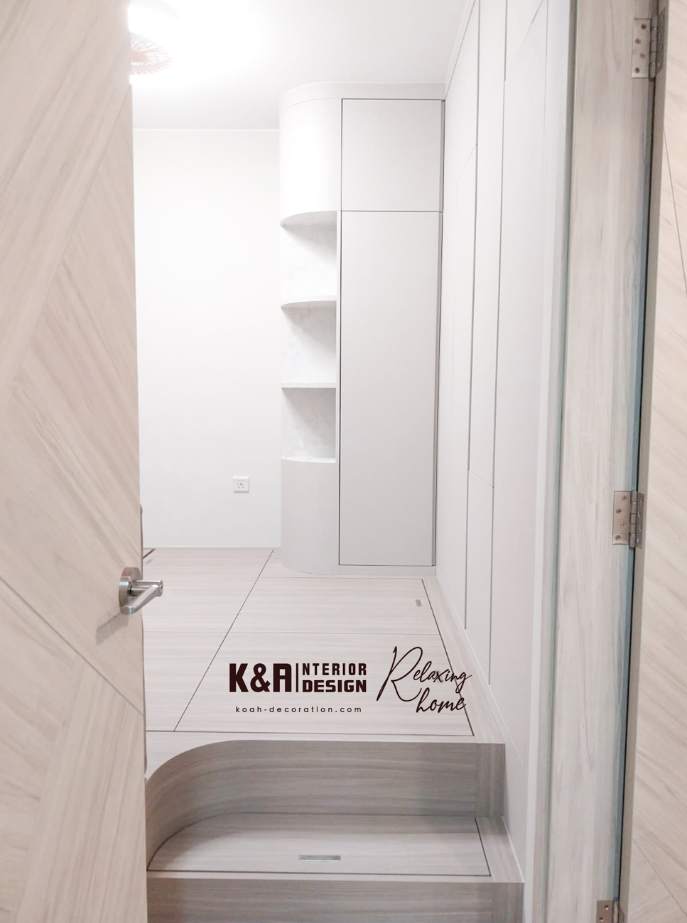 主人房梯級地台床設計：以梯級地台床提供全方位收納空間，訂造圓角到頂牆身櫃，按戶主生活動線訂造不同置物空間，分門別類、井井有條。圓角位置化作展示櫃設計，進睡前觀賞收藏品或心頭好，都睡得特別甜❤️。