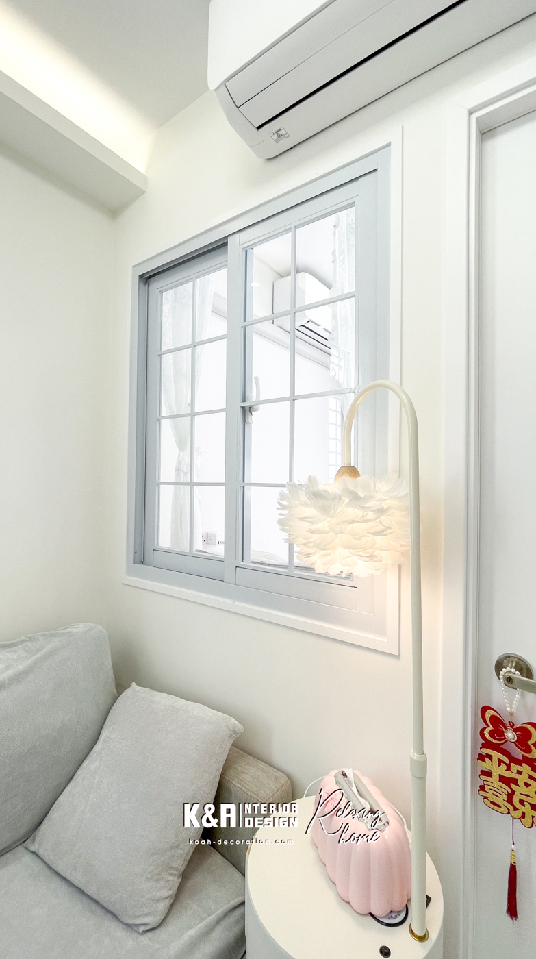 採用歐式格子玻璃趟窗，高級淺灰調框架＋透明設計，增加採光與視覺深度，粉色窗簾柔化光線，營造浪漫田園氛圍，提升睡眠品質。