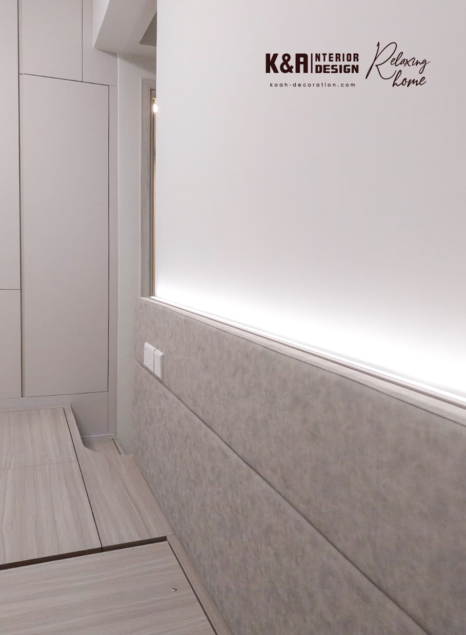 主人房梯級地台床設計：以梯級地台床提供全方位收納空間，訂造圓角到頂牆身櫃，按戶主生活動線訂造不同置物空間，分門別類、井井有條。圓角位置化作展示櫃設計，進睡前觀賞收藏品或心頭好，都睡得特別甜❤️。