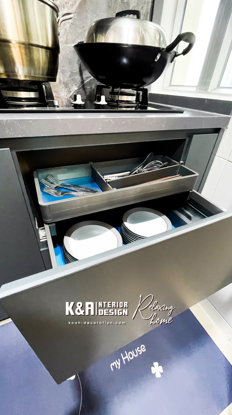 【廚房設計】經典L形廚房設計之下，以中灰調大理石紋理石材與暖白、深灰高質板材建構，盡顯高貴氣派，尺寸精準的訂造廚櫃組合，為戶主提供便利的入廚體驗，其中工作枱上強化玻璃吊櫃以「上翻門」設計，更便利於日常