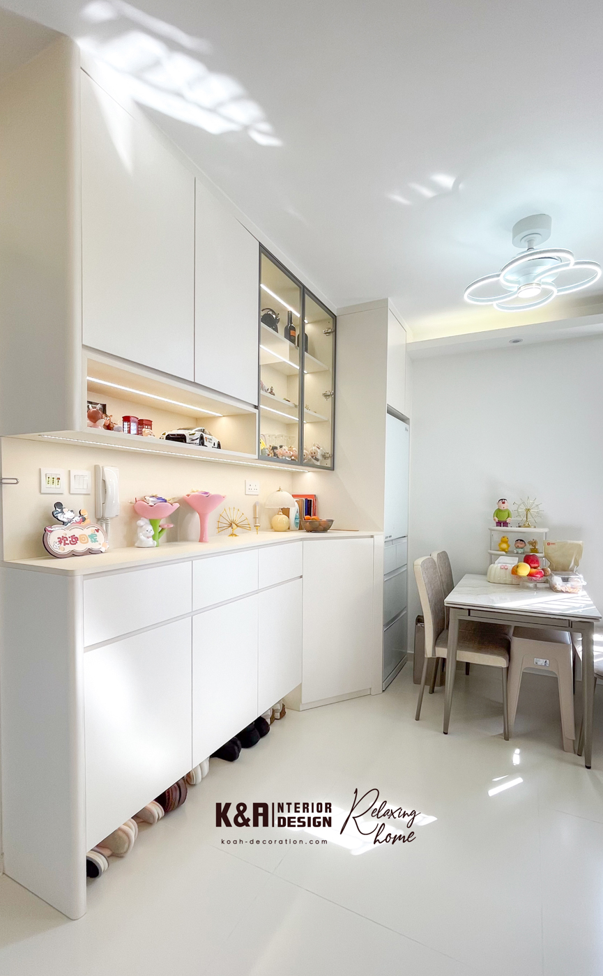 圓角一體式牆身櫃，從地面至天花，融入展示區與儲物空間，精準尺寸嵌入雪櫃，米白櫃面配以大幅LED燈帶玻璃櫃點綴，兼顧美觀與實用，讓用餐區如田園小屋般愜意。