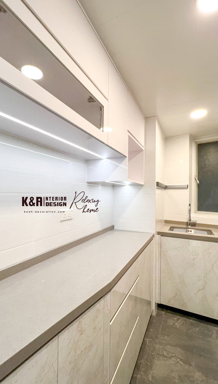 經典U型廚房設計：以發揮最大線性動線為目標，超大長條形工作枱、洗衣機、電磁爐及雪櫃均體現精準佈局。簡約時尚的廚櫃及吊櫃，令戶主輕鬆享受入廚體驗。