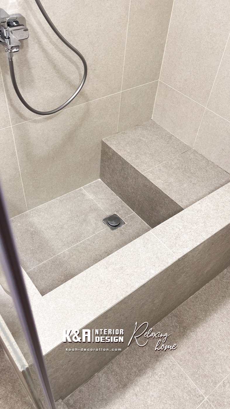 ②【主人房】以五星級酒店行政客房為基底建構，獨立衣帽間及飾品格子櫃、寬敞的訂造床架連圓角懸浮式床頭櫃、一體式圓角牆收納櫃連化妝桌、電視櫃等都一應俱全，其中化妝桌面向窗口位置，附有兩層活動式小屏風及鏡子