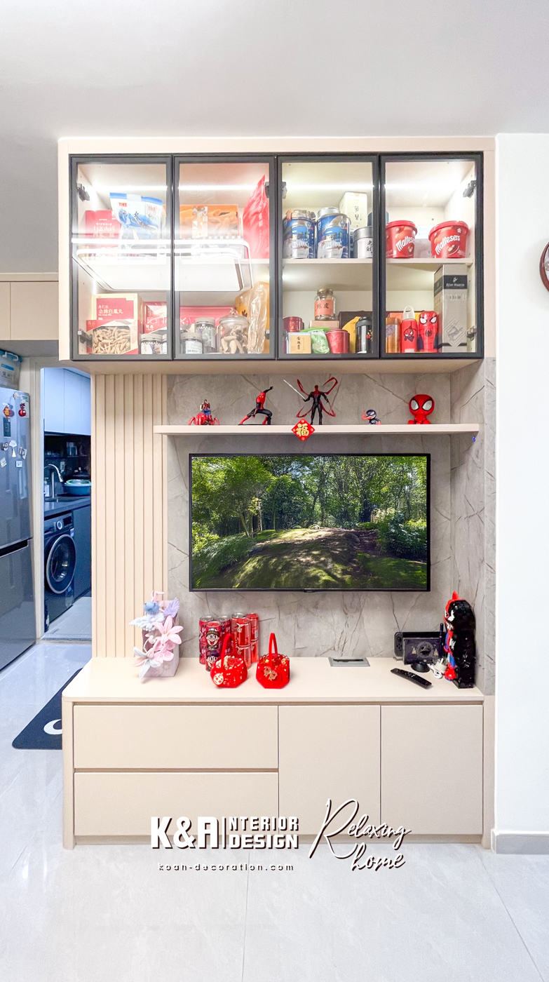 ②訂造電視櫃尺寸精準設計： 電視櫃以米色＋高級黑框架建構，尺寸精準按戶主要求度身訂造，整齊分類收納位置及展示置物區；特意在電視機頂上置上層板作展示收藏品之用，增添生活情趣；淺灰岩石紋路細節融入主題牆面