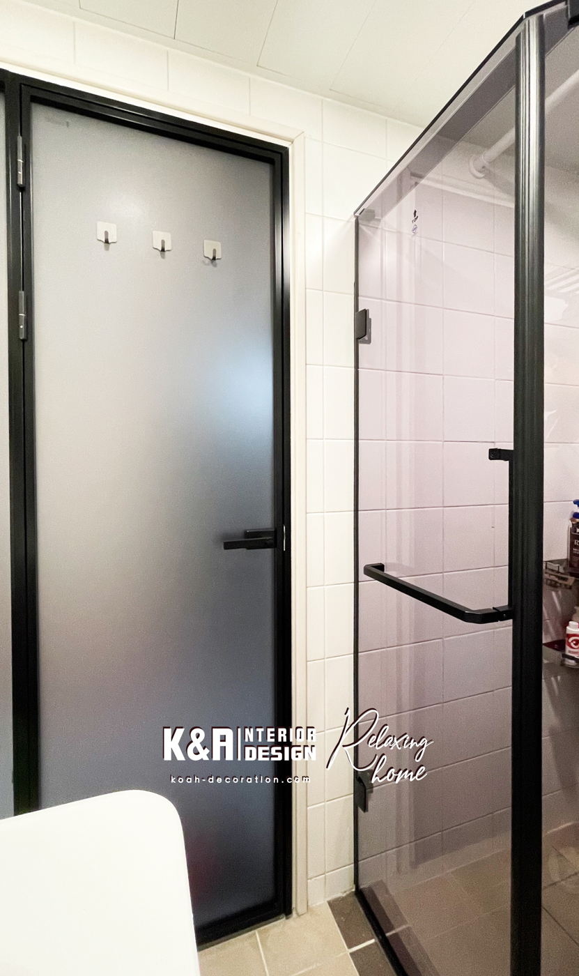 【浴室設計】一道很有「存在感」的高質鋁材配上強化磨沙玻璃門，立刻為單位添上高級感，優質浴屏配以茶色強化玻璃更是絕配，穿透感倍大浴室活動空間。