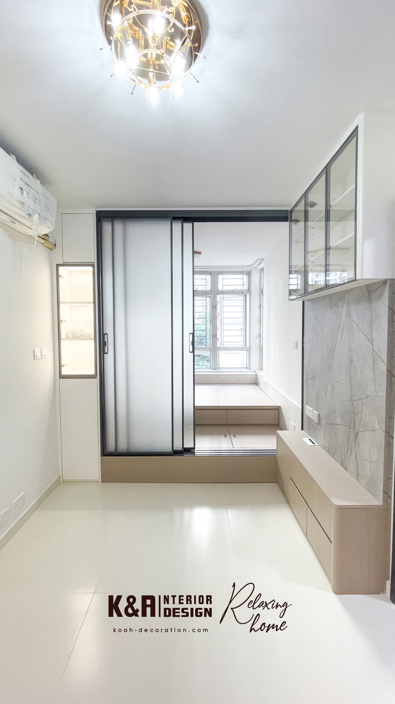 魔法採光神器:磨沙強化玻璃趟門 客廳同睡房中間只用一扇磨沙玻璃趟門,白天拉開,自然光滲進客飯廳,採光即刻提升兩倍;夜晚推埋,私隱滿分,更添朦朧美感。