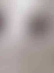 客飯廳無間融合:入門位置以胡桃木主題牆作為視覺焦點,帶出穩重醇厚的復古味道;旁邊流線型圓角暖白牆身置物櫃,當代與復古自然交融,天衣無縫。