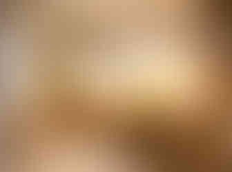 鏡面+暖木混搭風 鏡面設計大幅放大視覺空間,搭配暖木紋理訂造玄關櫃與電視櫃,再以暖光燈飾點綴,視覺與觸感達到完美平衡,展現現代生活態度。