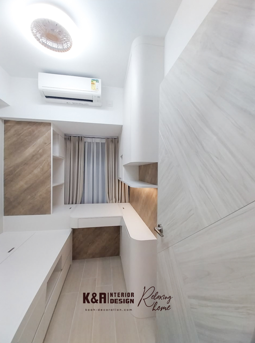 睡房1及2精緻佈局：睡房1的一體式訂造暖白收納櫃、書枱及床架尺寸精準，按戶主回饋實踐每個動線。睡房2（兒童房）著重活動空間，休息區置上層，下層大幅度收納，窗邊弧形大面積書枱及多層度身訂造曲線層架，10