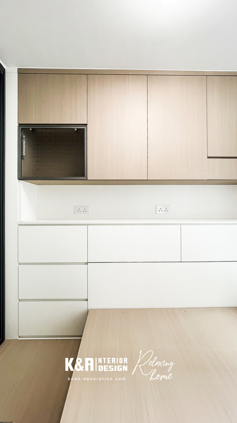 魔法採光神器:磨沙強化玻璃趟門 客廳同睡房中間只用一扇磨沙玻璃趟門,白天拉開,自然光滲進客飯廳,採光即刻提升兩倍;夜晚推埋,私隱滿分,更添朦朧美感。