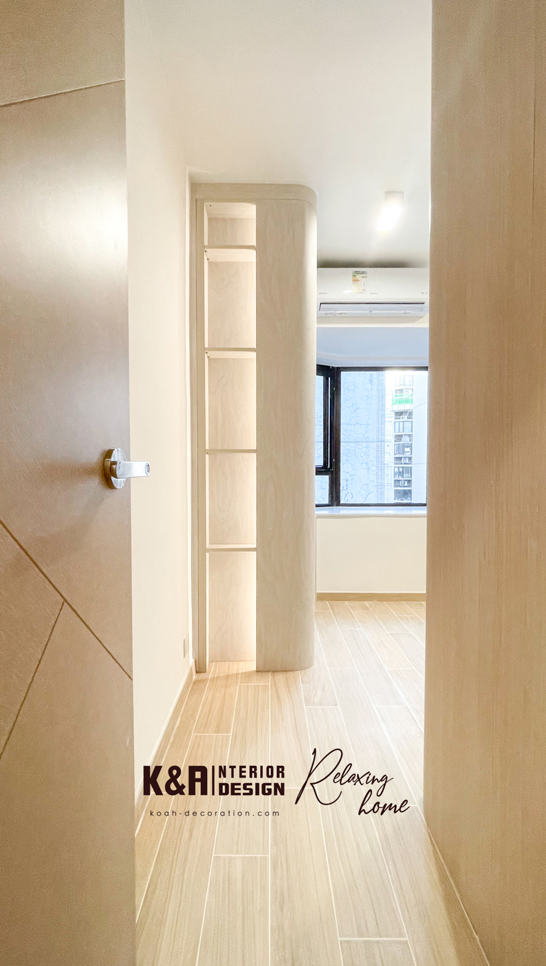 ④【睡房及兒童房】設計統一，均以天然米色及原木調打造，為了讓小朋友有足夠的活動及收納空間，利用訂造暖白圓角牆身櫃倍大視感，兩張訂造收納地台床以L形組合排列（放棄傳統碌架床設計），無阻開揚視感的窗台之餘