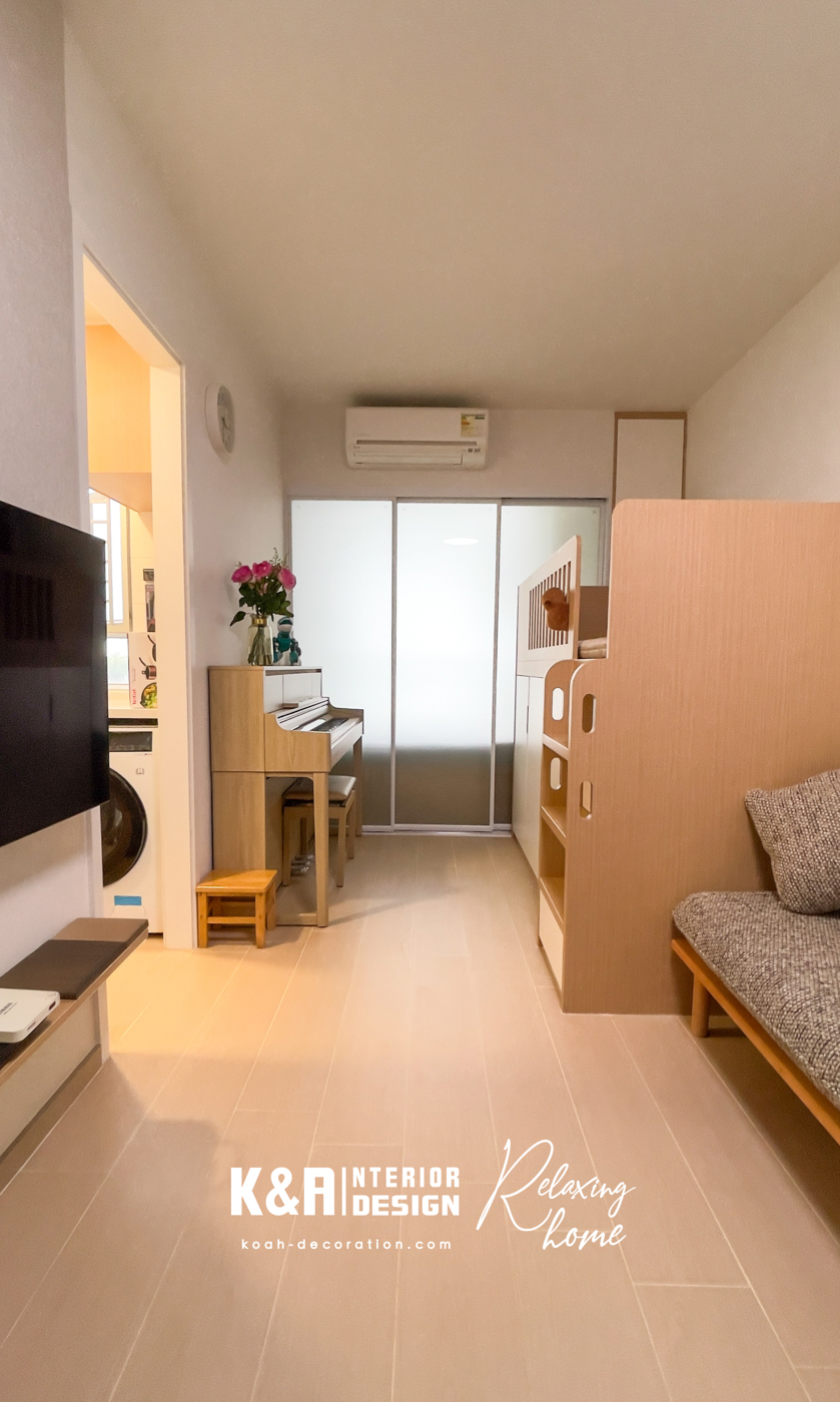 客廳中央的訂造床架更是神來之筆：上層是軟綿綿的睡眠城堡，下層是隱藏收納抽屜，旁邊擺一架原木鋼琴，像童話裡的音樂塔樓。強化磨沙玻璃趟門輕輕一推，客廳與睡房若隱若現，自然光隨意穿梭，瞬間提亮整個家。