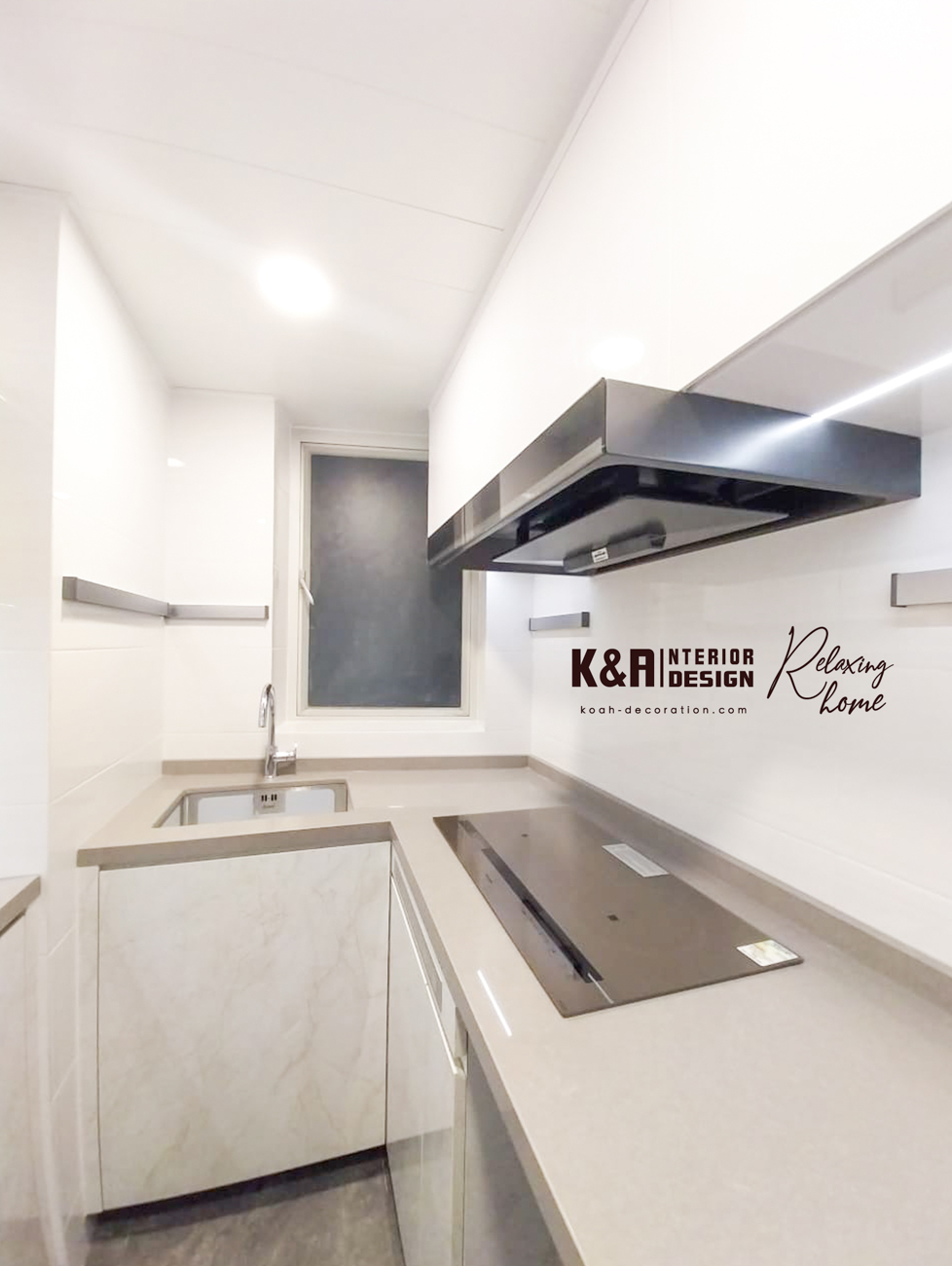 經典U型廚房設計：以發揮最大線性動線為目標，超大長條形工作枱、洗衣機、電磁爐及雪櫃均體現精準佈局。簡約時尚的廚櫃及吊櫃，令戶主輕鬆享受入廚體驗。