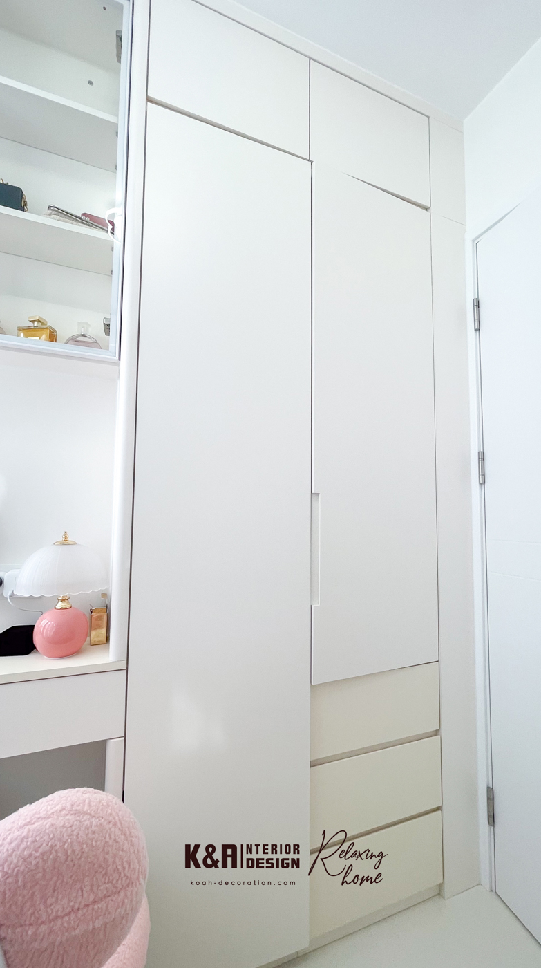 訂造一體櫃融合收納與書桌，淺米白表面＋廣闊抽屜，大量收納衣物外，桌面適合遙距工作、學習、化妝裝扮及展示飾品，最大化小睡房空間利用。