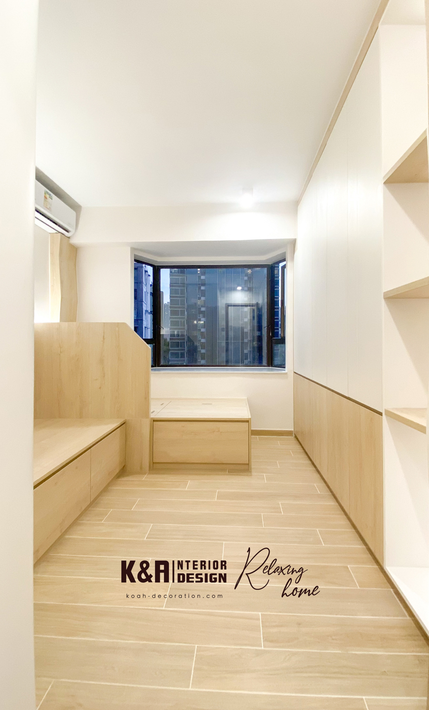 ④【睡房及兒童房】設計統一，均以天然米色及原木調打造，為了讓小朋友有足夠的活動及收納空間，利用訂造暖白圓角牆身櫃倍大視感，兩張訂造收納地台床以L形組合排列（放棄傳統碌架床設計），無阻開揚視感的窗台之餘