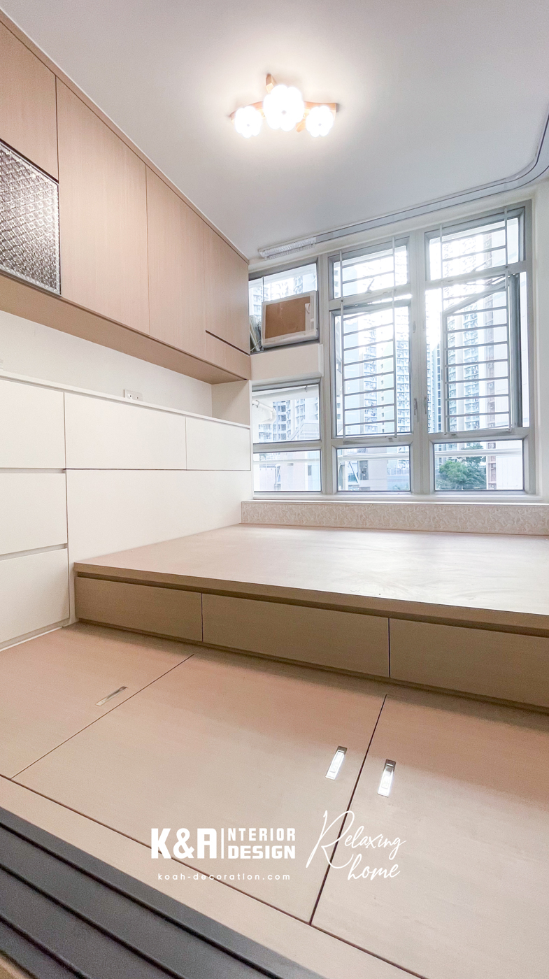 魔法採光神器:磨沙強化玻璃趟門 客廳同睡房中間只用一扇磨沙玻璃趟門,白天拉開,自然光滲進客飯廳,採光即刻提升兩倍;夜晚推埋,私隱滿分,更添朦朧美感。