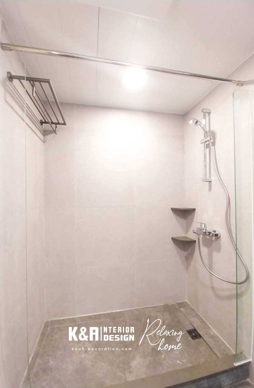 兩個浴室溫潤設計：以飽和度高色調提升和暖感，配搭胡桃木材質置物櫃及洗手盆櫃設計，倍增溫潤感。兩個浴室訂造櫃體均巧妙融入手工到位的圓角設計，增添藝術氣質，盡顯品味。