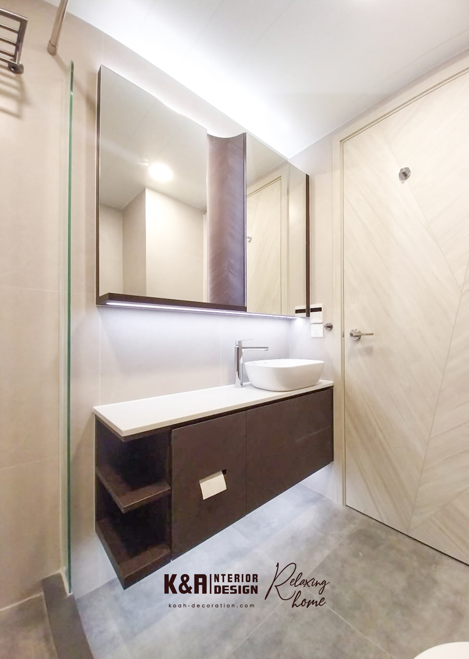 兩個浴室溫潤設計：以飽和度高色調提升和暖感，配搭胡桃木材質置物櫃及洗手盆櫃設計，倍增溫潤感。兩個浴室訂造櫃體均巧妙融入手工到位的圓角設計，增添藝術氣質，盡顯品味。