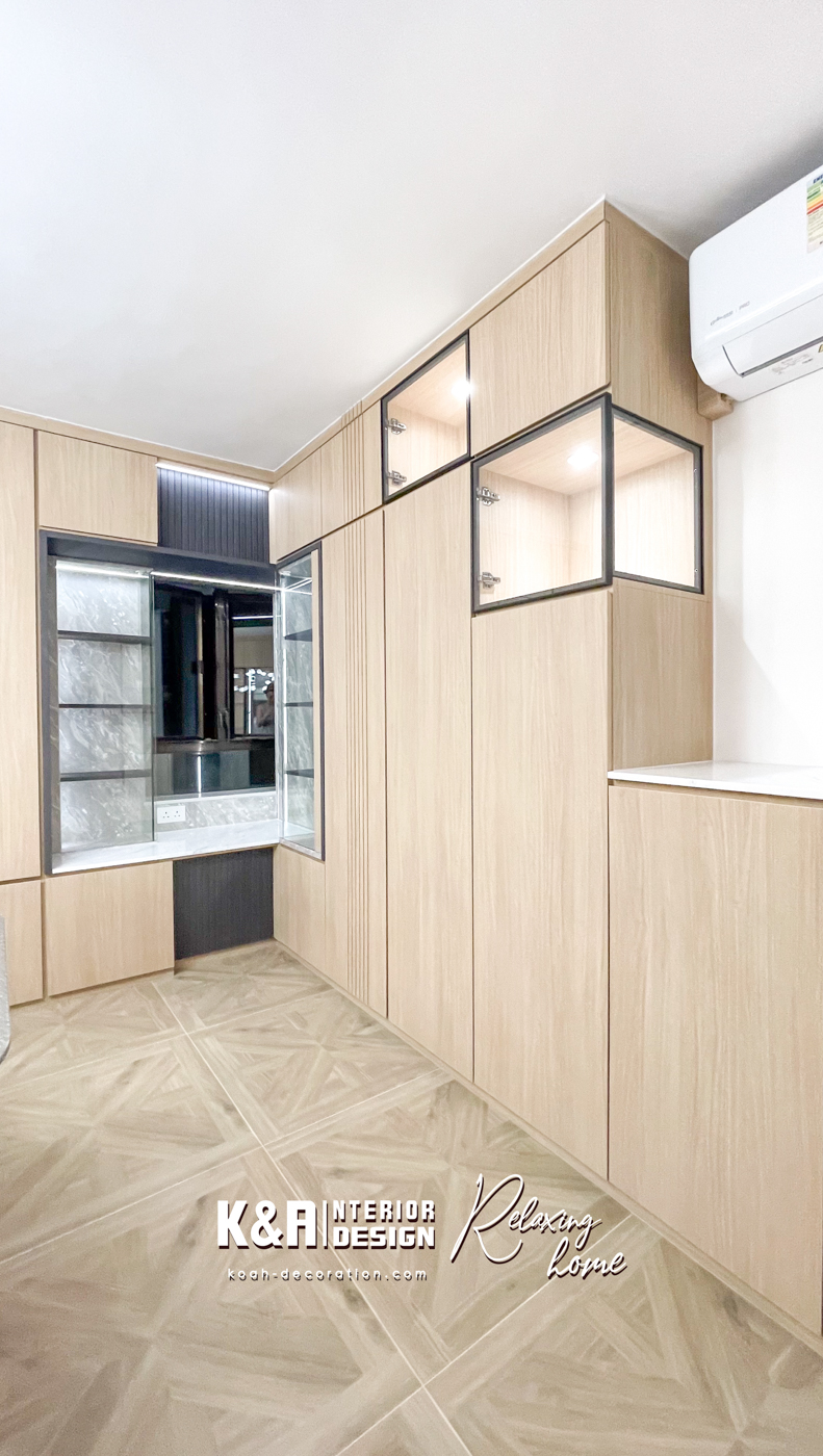 ①【客飯廳】以訂造北歐原木牆身櫃組合為設計核心，圓角到頂玄關櫃、牆身櫃、強化玻璃展示層櫃及一體式電視櫃等，其中飯廳間隔書房的牆身，更破格以玻璃展示櫃形式代替傳統牆身，滿滿倍大穿透感，為單位營造獨有氣派