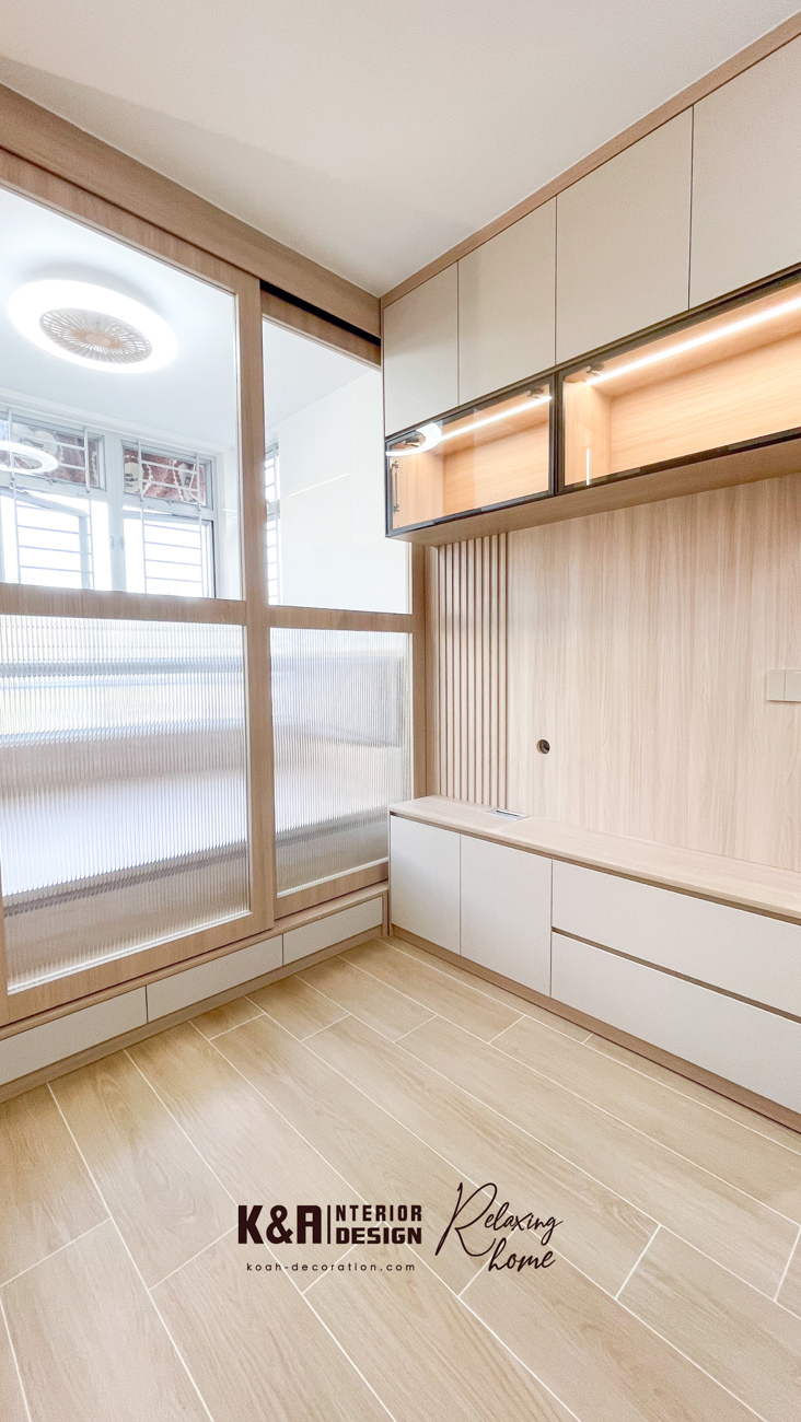 利用玻璃趟門分隔房間與客飯廳,提升整個單位之通透感及採光度,自然光線充滿單位。一體式的牆身櫃及電視櫃方面,更有展示收藏品的飾櫃連暖光燈帶設計,擺放茶具及飾件一目了然,朋友來訪都說:「好似住進無印良品家居!」