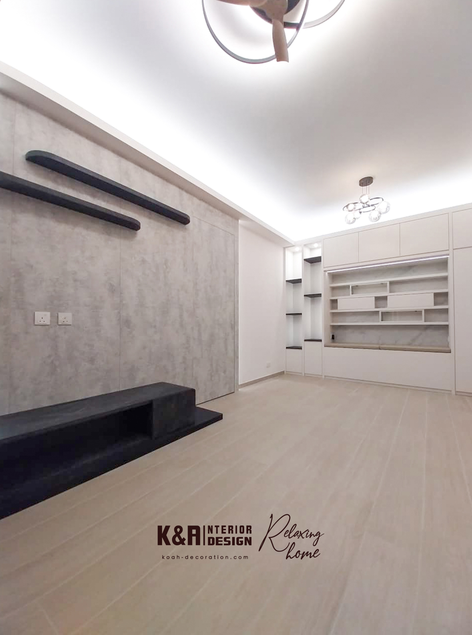 客廳藝術焦點電視櫃：以藝術感大理石紋電視櫃作焦點，其創意外形及設計令整體單位添上時尚品味，恰到好處的尺寸，巧妙營造大面積空間視感。高級灰調藝術紋理主題牆配縱向LED燈帶作點綴，再一次成功演繹功能與美感