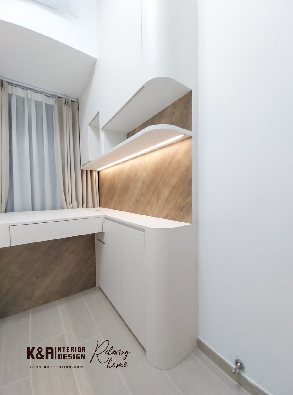 睡房1及2精緻佈局：睡房1的一體式訂造暖白收納櫃、書枱及床架尺寸精準，按戶主回饋實踐每個動線。睡房2（兒童房）著重活動空間，休息區置上層，下層大幅度收納，窗邊弧形大面積書枱及多層度身訂造曲線層架，10