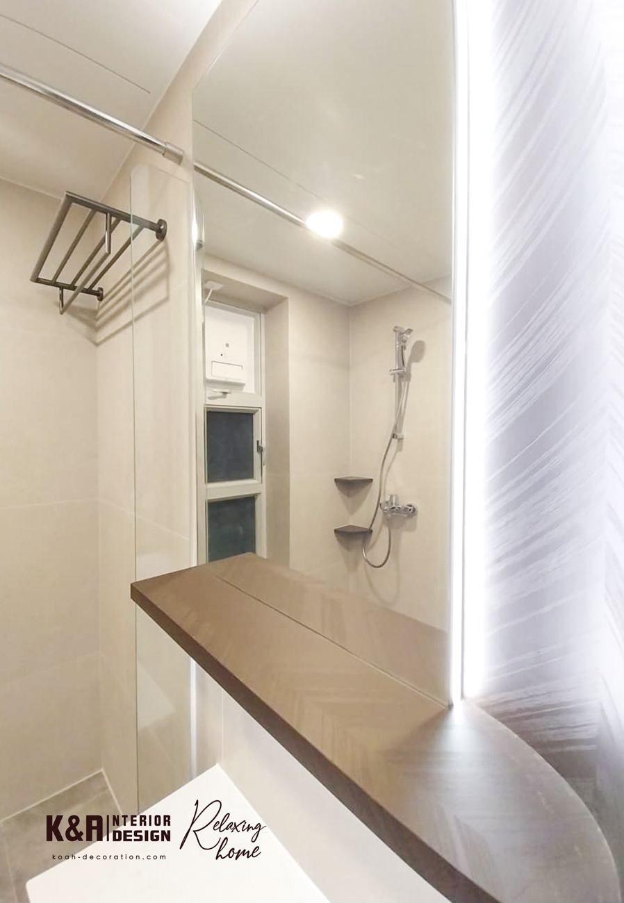 兩個浴室溫潤設計：以飽和度高色調提升和暖感，配搭胡桃木材質置物櫃及洗手盆櫃設計，倍增溫潤感。兩個浴室訂造櫃體均巧妙融入手工到位的圓角設計，增添藝術氣質，盡顯品味。