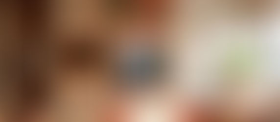 採用陶土紅、米灰、淺棕等溫潤大地色系,訂造玄關櫃與電視櫃組合,帶有微民族風情的自然質感,既接地氣又充滿生活溫度,適合追求溫暖氛圍的家庭。